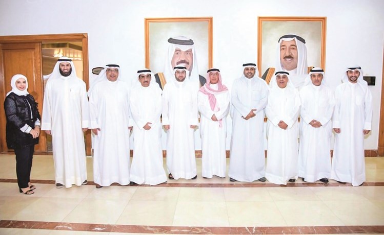الوزير محمد الجبري متوسطا مجلس إدارة الهيئة العامة للرياضة خلال اجتماعه الأول﻿