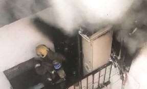 أحد رجال الإطفاء يكافح الحريق﻿