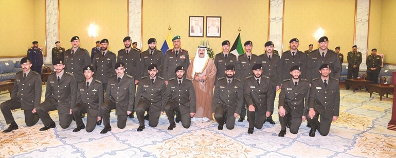 الشيخ ناصر صباح الأحمد وعدد من الضباط الجدد﻿