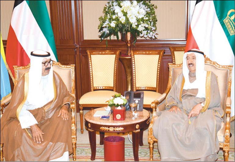 صاحب السمو الأمير الشيخ صباح الأحمد مستقبلا النائب الأول لرئيس مجلس الوزراء ووزير الدفاع الشيخ ناصر صباح الأحمد