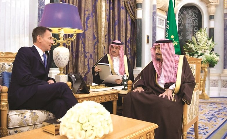خادم الحرمين الشريفين مستقبلا وزير الخارجية البريطاني جيرمي هانت أمس في الرياض	 (واس)﻿