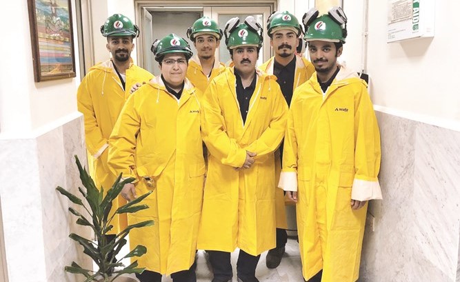 عبيد الفرهود وعدد من عمال الشركة خلال طوارئ تشغيل المصافي النفطية﻿