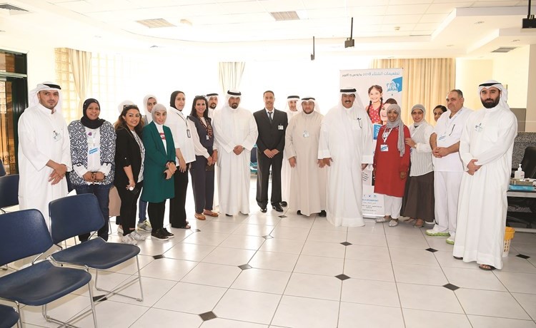مدير عام التطبيقي د. علي المضف مع المنظمين والمشاركين في حملة التطعيم﻿
