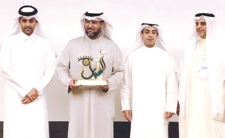 د.نبيل العون يتسلم الجائزة ﻿