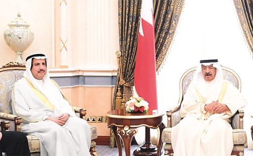 الأمير خليفة بن سلمان مستقبلا السفير الشيخ عزام الصباح﻿