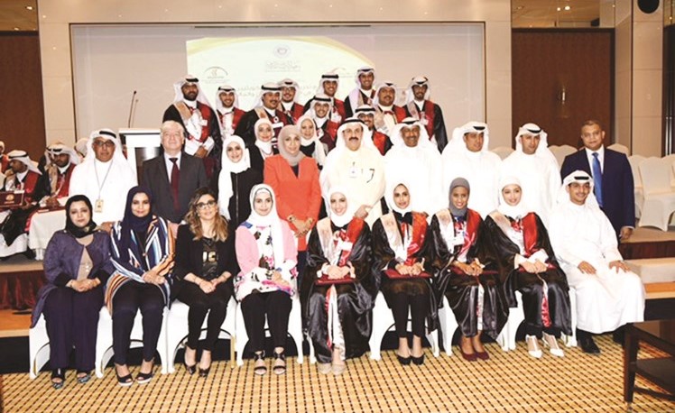 د.يعقوب الرفاعي في لقطة جماعية مع الخريجين الجدد﻿
