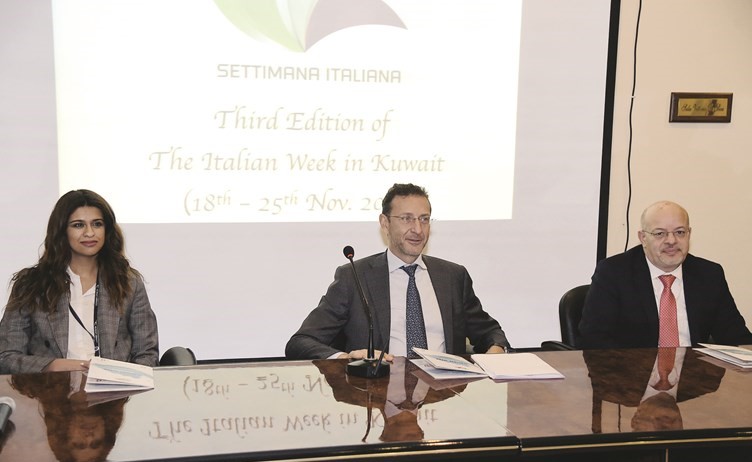 السفير الإيطالي جيوسيبي سكوناميليو خلال المؤتمر الصحافي﻿
