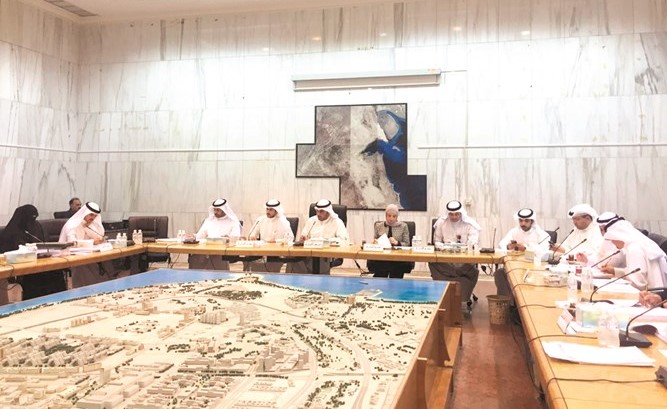 عبدالعزيز المعجل مترئسا اجتماع اللجنة الفنية ﻿