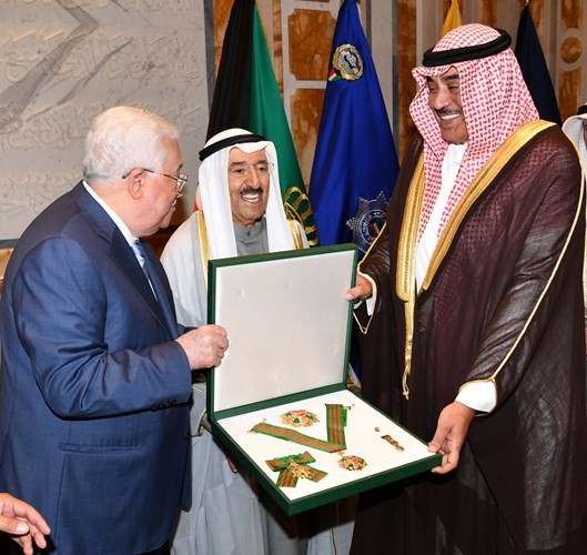 الرئيس الفلسطيني يسلم الشيخ صباح الخالد النجمة الكبرى لوسام نجمة القدس﻿