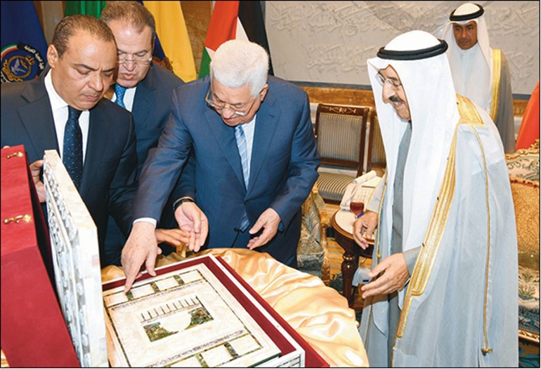صاحب السمو الأمير الشيخ صباح الاحمد يتسلم هدية تذكارية من الرئيس الفلسطيني محمود عباس