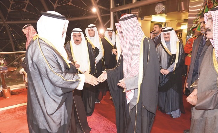 سمو ولي العهد مصافحا سمو رئيس الوزراء﻿