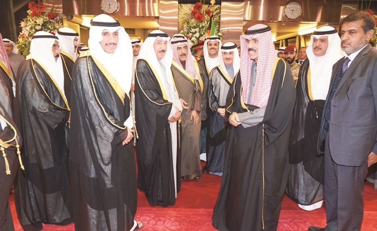 سمو ولي العهد الشيخ نواف الأحمد في حديث باسم مع مستقبليه ويبدو رئيس مجلس الأمة مرزوق الغانم والشيخ جابر العبدالله والشيخ فيصل السعود﻿