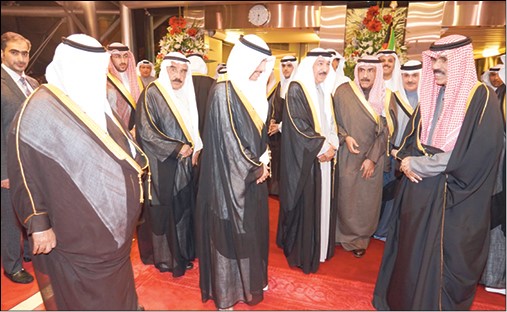 سمو ولي العهد الشيخ نواف الأحمد  لدى عودته وفي استقبال سموه رئيس مجلس الأمة مرزوق الغانم والشيخ جابر العبدالله والشيخ فيصل السعود وسمو الشيخ ناصر المحمد والشيخ خالد العبدالله