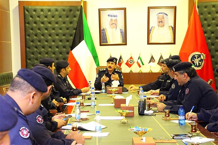 المدير العام للإدارة العامة للإطفاء الفريق الركن خالد المكراد خلال الاجتماع بقيادات الإدارة للوقوف على الاستعدادات لتداعيات الأمطار