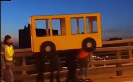 بالفيديو.. شباب يتنكرون بزي حافلة ليتمكنوا من عبور جسر محظور على المشاة في روسيا