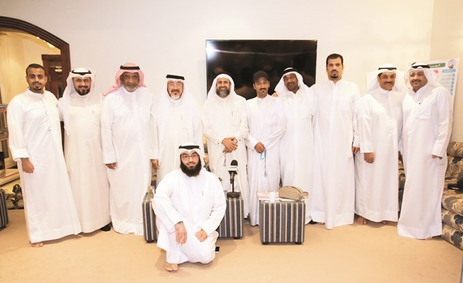 مستشار الإدارة العامة الزميل يوسف عبدالرحمن مع الشيخ عبدالحميد البلالي وعدد من أعضاء جمعية بشائر الخير	(زين علام)﻿