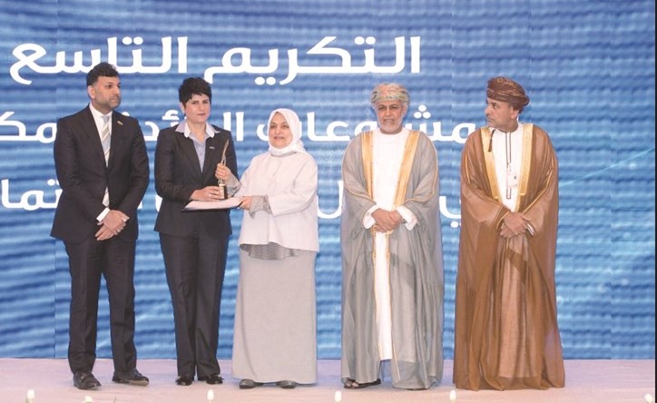 الوزيرة هند الصبيح تسلم منال المطر جائزة المشروع الرائد في العمل الاجتماعي الخليجي للعام 2017 لـ الوطني ﻿