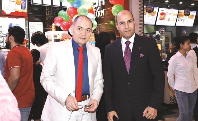محمد مصطفى وسعيد عبدالحميد يرحبان بالحضور﻿