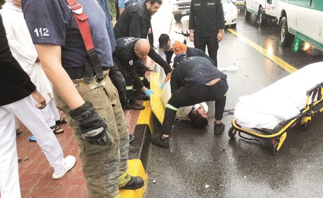 رجال الطوارئ الطبية يسعفون أحد المصابين ﻿