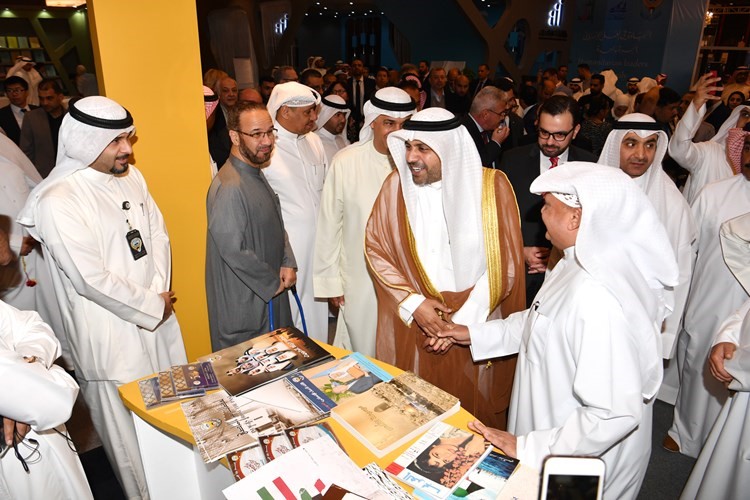 وزير الإعلام وم. علي اليوحة خلال جولة في أروقة معرض الكتاب﻿