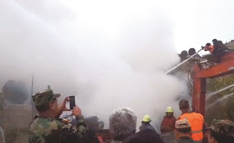 فرق اطفاء تحاول السيطرة على حريق ضخم اندلع في الدويلعة بدمشق	(انترنت)﻿