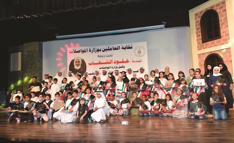 ناصر العازمي متوسطا الطلبة المكرمين	 (متين غوزال)﻿