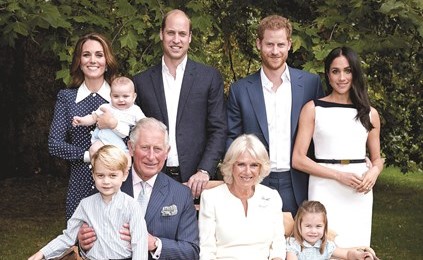 الأمير تشالز وزوجته كاميلا ونجلاه وليام وهاري وزوجتاهما والأحفاد- (رويترز)﻿