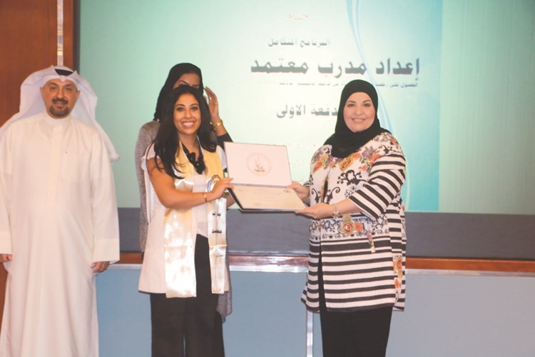 مركز خدمة المجتمع والتعليم المستمر بجامعة الكويت يختتم البرنامج التدريبي لإعداد مدرب معتمد