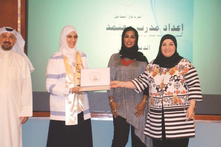 مركز خدمة المجتمع والتعليم المستمر بجامعة الكويت يختتم البرنامج التدريبي لإعداد مدرب معتمد