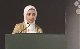 أماني الفضلي خلال تقديمها البحث في المؤتمر﻿