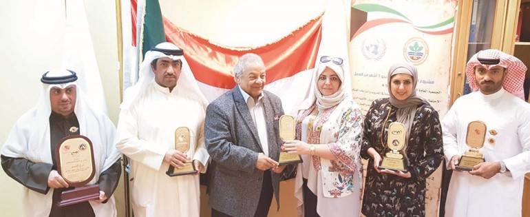 وفد الجمعية يتسلم الدروع الذهبية من د. إبراهيم أبو ذكري﻿