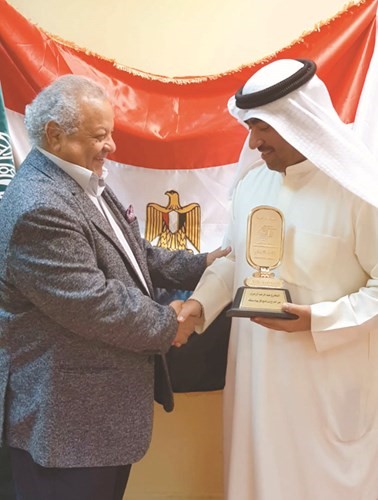 عبدالرضا الرامزي يتسلم درع أفضل مخرج﻿