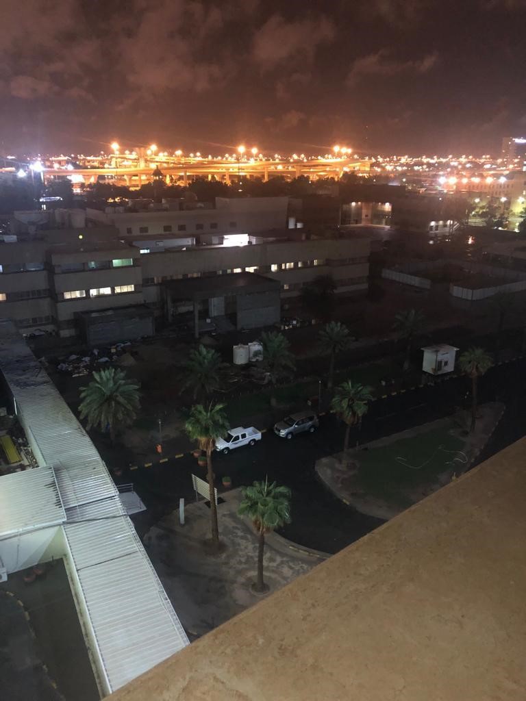 وزير الصحة يشرف على الجهود المبذولة لحل مشكلة تجمعات مائية خارج مستشفى الولادة