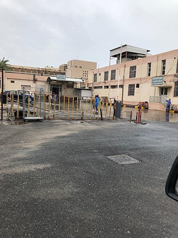 وزير الصحة يشرف على الجهود المبذولة لحل مشكلة تجمعات مائية خارج مستشفى الولادة