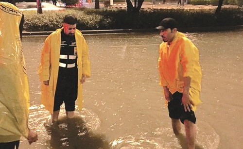 جهود لرجال البلدية في تصريف مياه المطر ﻿