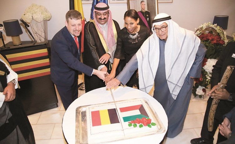 السفير وليد الخبيزي مشاركا السفير البلجيكي قطع كعكة الاحتفال 	(عادل سلامة)﻿