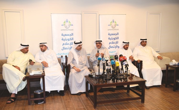 الحميدي السبيعي وعلي الدقباسي ود. خليل عبدالله وأسامة الشاهين وراكان النصف يتوسطهم ماضي الخميس خلال الندوة-(احمد علي)﻿