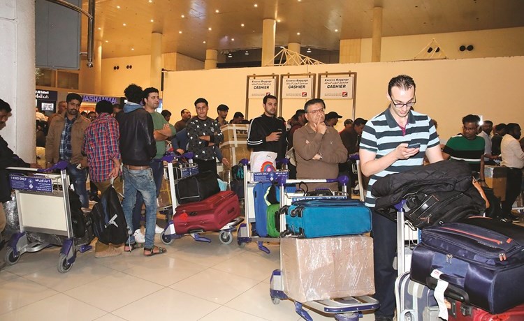الأحوال الجوية السيئة تسببت في زحام بالمطار وإعادة جدولة الرحلات	(زين علام)﻿