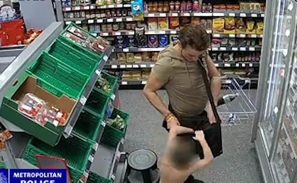 بالفيديو.. رجل يستغل طفلا عاري الصدر في سرقة متجر