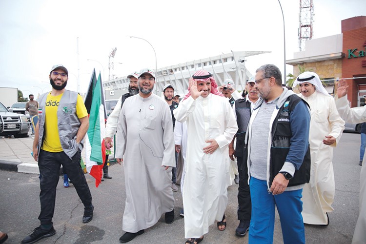 رئيس مجلس الأمة يحيي الحضور خلال زيارته مقر شاحنات الكويت﻿