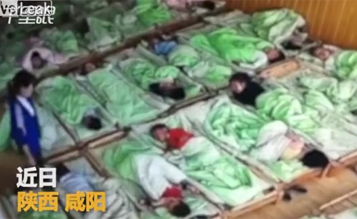 بالفيديو.. مشهد صادم لمربية تعاقب الأطفال الرافضين للنوم