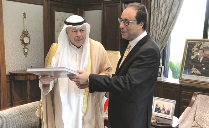 السفير عبداللطيف اليحيا خلال لقاء سابق مع وزير التجهيز والنقل المغربي عبدالقادر اعمارة ﻿