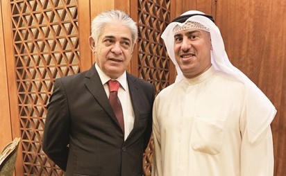سفير كوبا فيرناندو مازا متحدثا إلى الزميل محمد الخالدي﻿