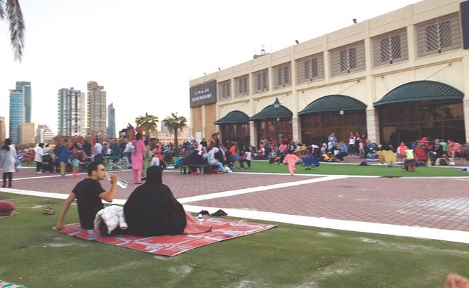 مواطنون ومقيمون يستمتعون بالأجواء الجميلة عقب الأمطار الغزيرة التي هطلت على البلاد﻿
