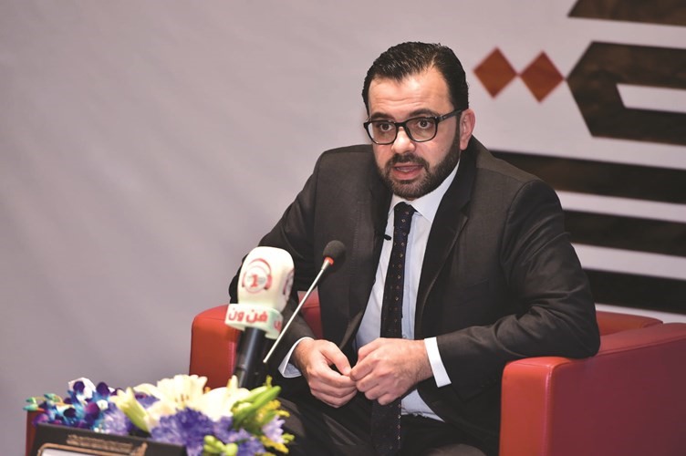د. إيهاب بسيسو متحدثا خلال المحاضرة﻿
