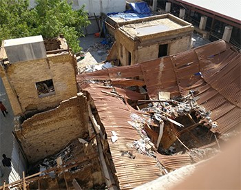 انهيار سقف أحد المحلات بمنطقة أسواق المباركية بعد تأثره بغزارة الأمطار