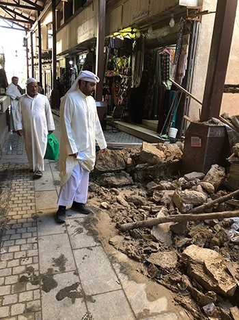 انهيار سقف أحد المحلات بمنطقة أسواق المباركية بعد تأثره بغزارة الأمطار