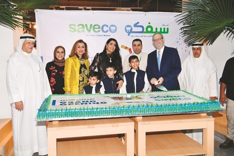 السفير الأميركي يقطع الكيكة بحضور فيصل القطامي ونور القطامي ويعقوب البلوشي ونداء الغانم	(قاسم باشا)﻿