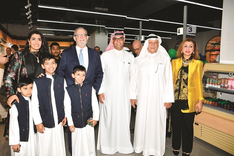 نداء الغانم وفيصل القطامي وعبدالوهاب القطامي والسفير الأميركي ونور القطامي﻿