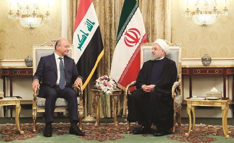 الرئيس الايراني حسن روحاني مستقبلا نظيره العراقي برهم صالح في طهران امس -(رويترز)﻿